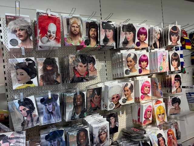 Carnavalskleding en accessoires aan zevendelige wandstelling w.o. 47 kielen, 9 overalls, 35 opposuits blous... - afbeelding 4 van  8