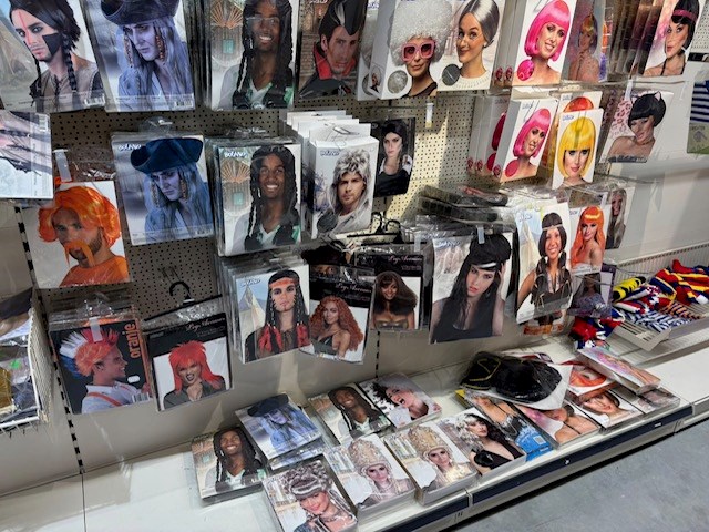 Carnavalskleding en accessoires aan zevendelige wandstelling w.o. 47 kielen, 9 overalls, 35 opposuits blous... - afbeelding 5 van  8