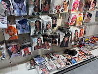 Carnavalskleding en accessoires aan zevendelige wandstelling w.o. 47 kielen, 9 overalls, 35 opposuits blous... - afbeelding 5 van  8