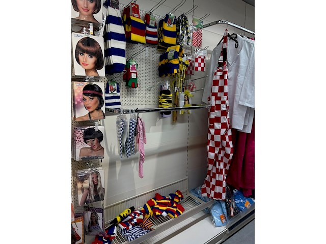 Carnavalskleding en accessoires aan zevendelige wandstelling w.o. 47 kielen, 9 overalls, 35 opposuits blous... - afbeelding 6 van  8