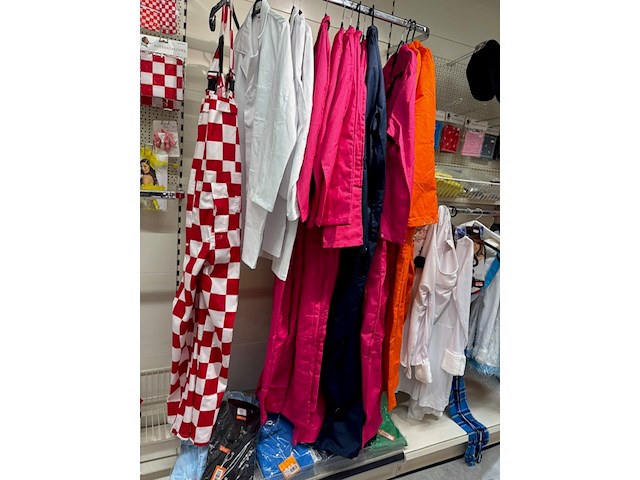 Carnavalskleding en accessoires aan zevendelige wandstelling w.o. 47 kielen, 9 overalls, 35 opposuits blous... - afbeelding 7 van  8