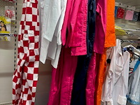 Carnavalskleding en accessoires aan zevendelige wandstelling w.o. 47 kielen, 9 overalls, 35 opposuits blous... - afbeelding 7 van  8