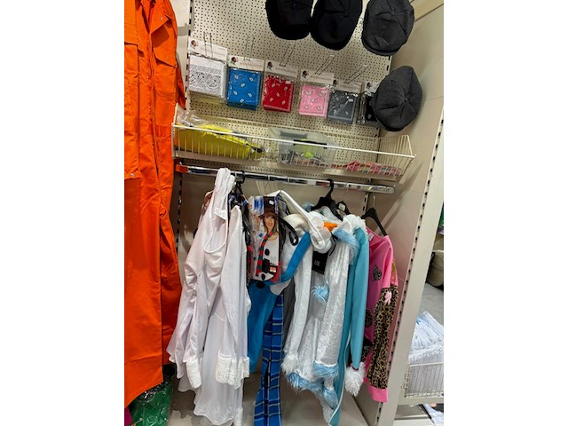 Carnavalskleding en accessoires aan zevendelige wandstelling w.o. 47 kielen, 9 overalls, 35 opposuits blous... - afbeelding 8 van  8