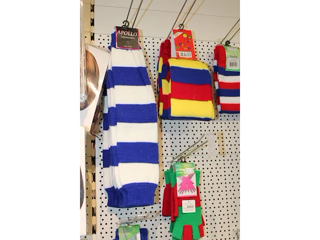 Carnavalskleding en accessoires aan zevendelige wandstelling w.o. 47 kielen, 9 overalls, 35 opposuits blous... - afbeelding 2 van  13