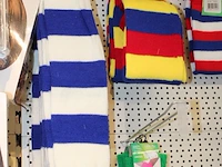 Carnavalskleding en accessoires aan zevendelige wandstelling w.o. 47 kielen, 9 overalls, 35 opposuits blous... - afbeelding 2 van  13