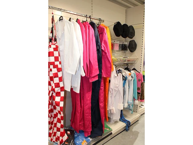 Carnavalskleding en accessoires aan zevendelige wandstelling w.o. 47 kielen, 9 overalls, 35 opposuits blous... - afbeelding 3 van  13