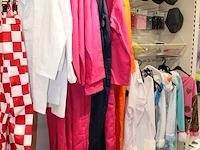 Carnavalskleding en accessoires aan zevendelige wandstelling w.o. 47 kielen, 9 overalls, 35 opposuits blous... - afbeelding 3 van  13
