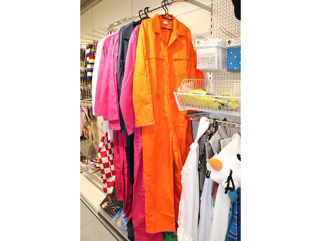 Carnavalskleding en accessoires aan zevendelige wandstelling w.o. 47 kielen, 9 overalls, 35 opposuits blous... - afbeelding 4 van  13