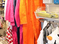 Carnavalskleding en accessoires aan zevendelige wandstelling w.o. 47 kielen, 9 overalls, 35 opposuits blous... - afbeelding 4 van  13