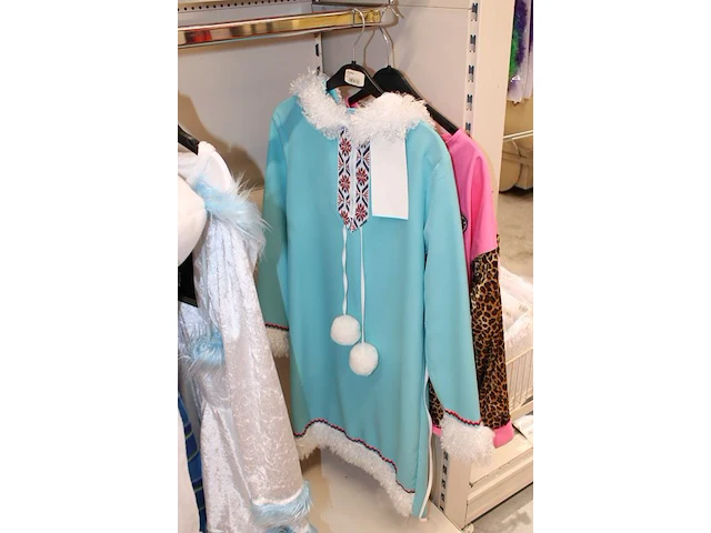 Carnavalskleding en accessoires aan zevendelige wandstelling w.o. 47 kielen, 9 overalls, 35 opposuits blous... - afbeelding 5 van  13
