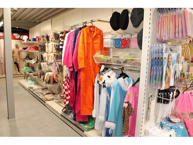 Carnavalskleding en accessoires aan zevendelige wandstelling w.o. 47 kielen, 9 overalls, 35 opposuits blous... - afbeelding 1 van  13