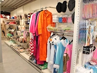 Carnavalskleding en accessoires aan zevendelige wandstelling w.o. 47 kielen, 9 overalls, 35 opposuits blous...