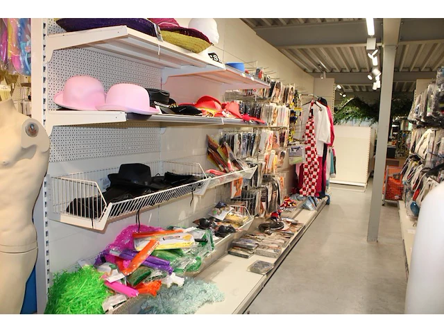 Carnavalskleding en accessoires aan zevendelige wandstelling w.o. 47 kielen, 9 overalls, 35 opposuits blous... - afbeelding 6 van  13