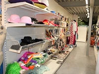 Carnavalskleding en accessoires aan zevendelige wandstelling w.o. 47 kielen, 9 overalls, 35 opposuits blous... - afbeelding 6 van  13
