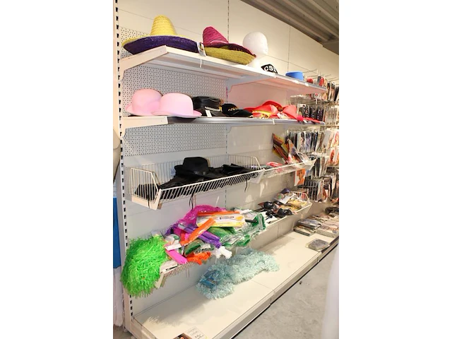Carnavalskleding en accessoires aan zevendelige wandstelling w.o. 47 kielen, 9 overalls, 35 opposuits blous... - afbeelding 7 van  13