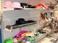 Carnavalskleding en accessoires aan zevendelige wandstelling w.o. 47 kielen, 9 overalls, 35 opposuits blous... - afbeelding 7 van  13