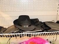 Carnavalskleding en accessoires aan zevendelige wandstelling w.o. 47 kielen, 9 overalls, 35 opposuits blous... - afbeelding 8 van  13