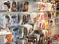 Carnavalskleding en accessoires aan zevendelige wandstelling w.o. 47 kielen, 9 overalls, 35 opposuits blous... - afbeelding 10 van  13