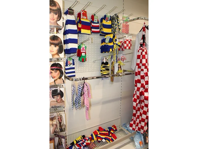 Carnavalskleding en accessoires aan zevendelige wandstelling w.o. 47 kielen, 9 overalls, 35 opposuits blous... - afbeelding 13 van  13