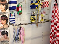 Carnavalskleding en accessoires aan zevendelige wandstelling w.o. 47 kielen, 9 overalls, 35 opposuits blous... - afbeelding 13 van  13