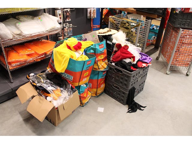Carnavalskleding en accessoires in vijf kunststofkratten, vier tassen en doos. - afbeelding 1 van  4