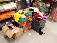 Carnavalskleding en accessoires in vijf kunststofkratten, vier tassen en doos. - afbeelding 1 van  4