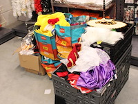 Carnavalskleding en accessoires in vijf kunststofkratten, vier tassen en doos. - afbeelding 2 van  4