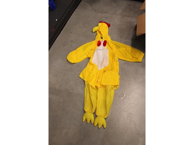 Carnavalskleding en accessoires in vijf kunststofkratten, vier tassen en doos. - afbeelding 3 van  4