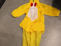 Carnavalskleding en accessoires in vijf kunststofkratten, vier tassen en doos. - afbeelding 3 van  4