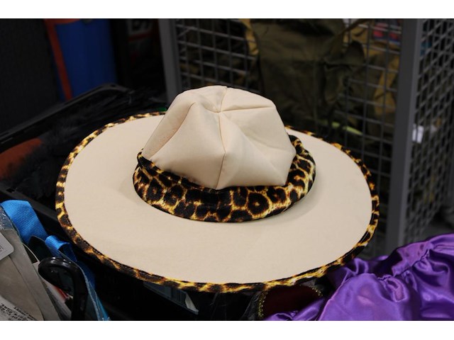 Carnavalskleding en accessoires in vijf kunststofkratten, vier tassen en doos. - afbeelding 4 van  4
