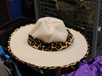 Carnavalskleding en accessoires in vijf kunststofkratten, vier tassen en doos. - afbeelding 4 van  4