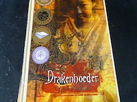 Carole wilkinson. drakenhoeder - afbeelding 1 van  5