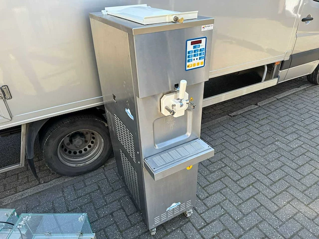 Carpigiani - 381 - ijsmachine softijsmachine - afbeelding 1 van  5