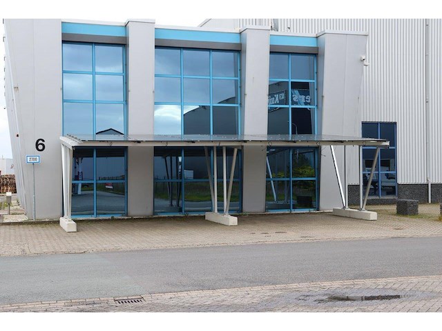 Carport met zonnepanelen voor 4 auto's nieuw - afbeelding 1 van  1