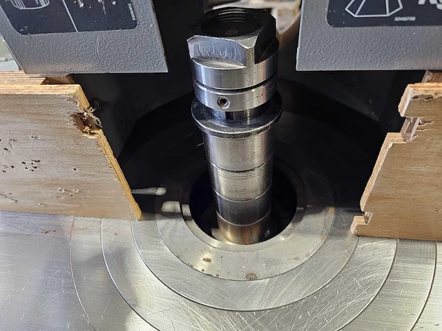 Casadei f114 freesmachine met aanvoerapparaat - afbeelding 7 van  12