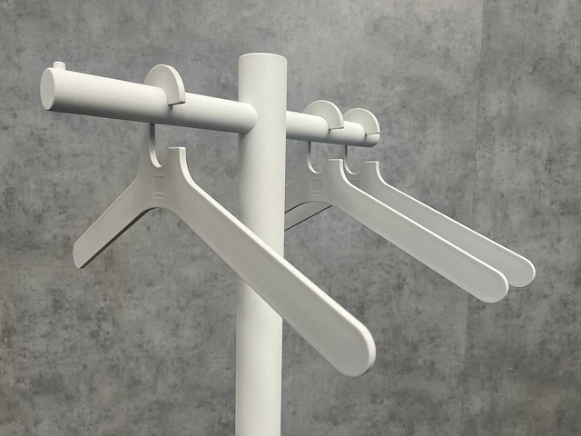 Cascando pole - garderobestandaard met 3 hangers - afbeelding 2 van  5