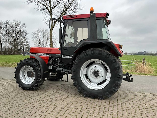 Case ih 856 xl 40 km / lucht vierwielaangedreven landbouwtractor - afbeelding 6 van  36