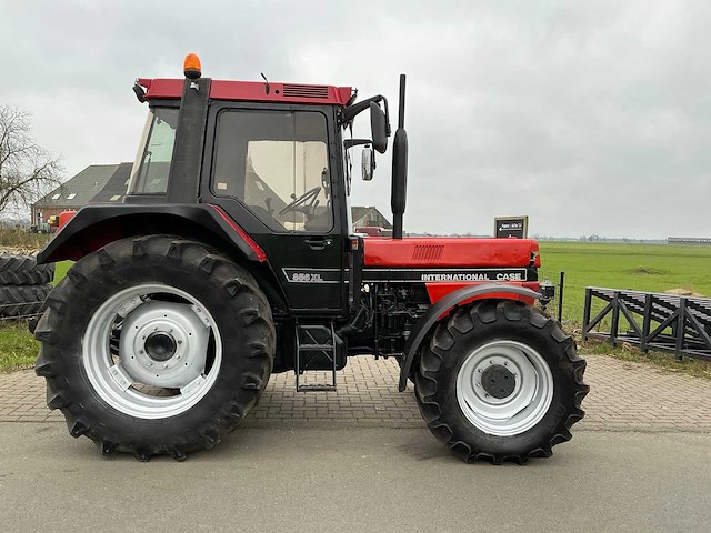Case ih 856 xl 40 km / lucht vierwielaangedreven landbouwtractor - afbeelding 33 van  36