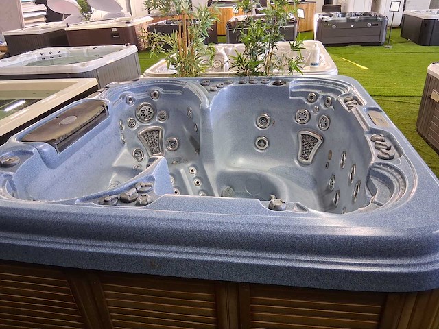 Catalina jacuzzi - afbeelding 1 van  7