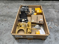 Caterpillar - partij machine-onderdelen & montage-/bevestigingsdelen (o.a. brackets, housings, harnesses) - afbeelding 1 van  9