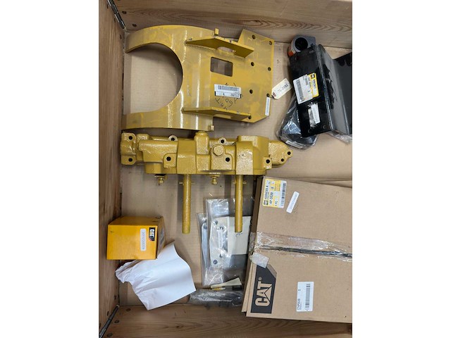 Caterpillar - partij machine-onderdelen & montage-/bevestigingsdelen (o.a. brackets, housings, harnesses) - afbeelding 2 van  9
