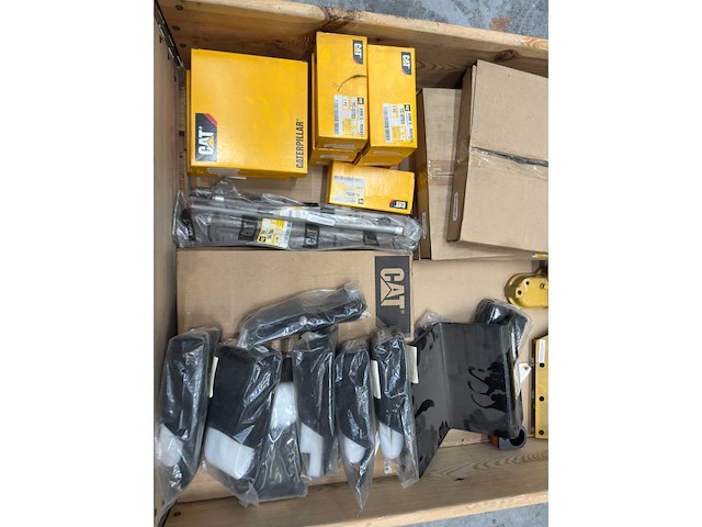 Caterpillar - partij machine-onderdelen & montage-/bevestigingsdelen (o.a. brackets, housings, harnesses) - afbeelding 3 van  9