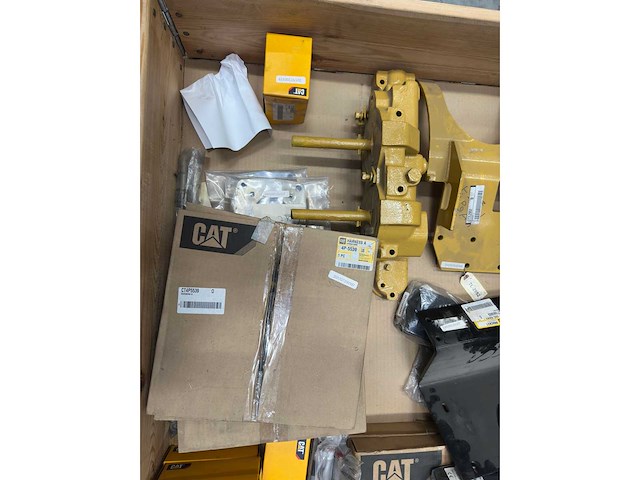 Caterpillar - partij machine-onderdelen & montage-/bevestigingsdelen (o.a. brackets, housings, harnesses) - afbeelding 8 van  9