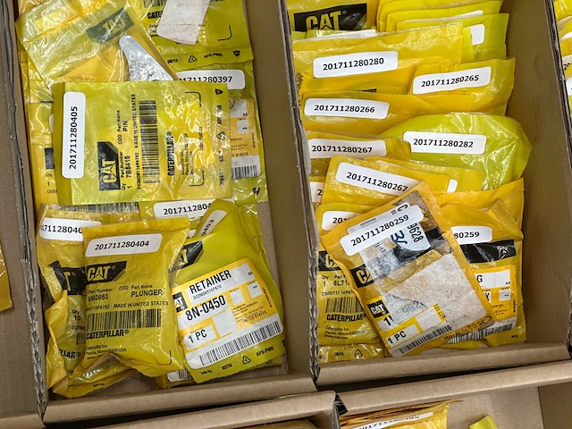 Caterpillar - partij onderdelen - pakkingen & adapters & moeren & service-onderdelen & diverse - afbeelding 2 van  12