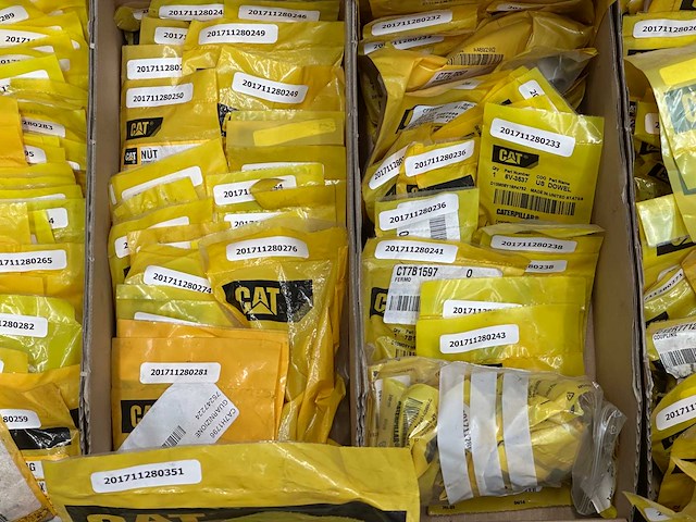 Caterpillar - partij onderdelen - pakkingen & adapters & moeren & service-onderdelen & diverse - afbeelding 3 van  12