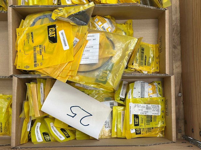 Caterpillar - partij onderdelen - pakkingen & adapters & moeren & service-onderdelen & diverse - afbeelding 6 van  12
