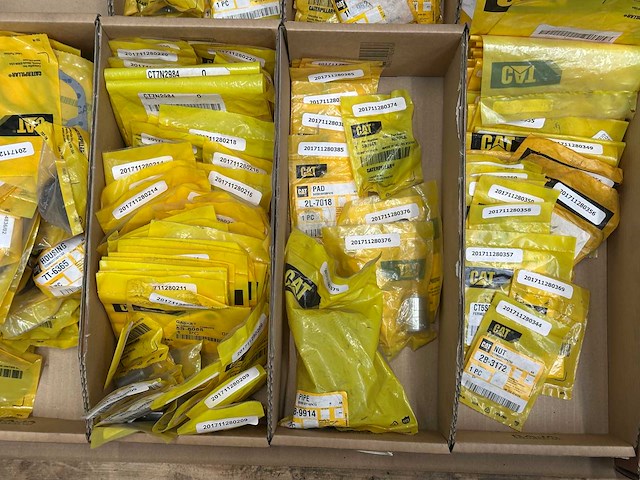 Caterpillar - partij onderdelen - pakkingen & adapters & moeren & service-onderdelen & diverse - afbeelding 7 van  12
