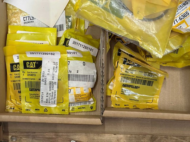 Caterpillar - partij onderdelen - pakkingen & adapters & moeren & service-onderdelen & diverse - afbeelding 10 van  12