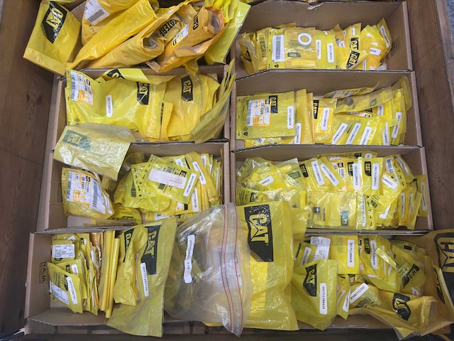 Caterpillar - partij reserveonderdelen - afbeelding 3 van  10