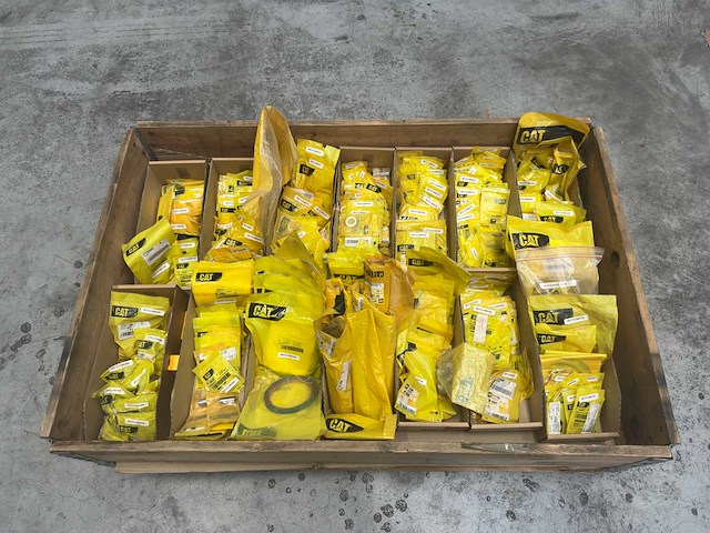 Caterpillar - partij reserveonderdelen - afbeelding 4 van  10